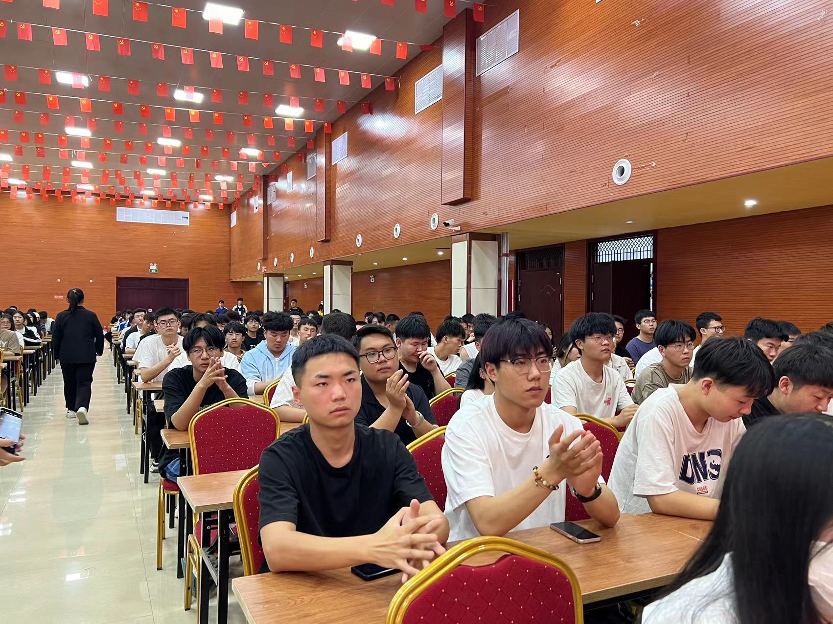 少妇被又大又粗又爽久久