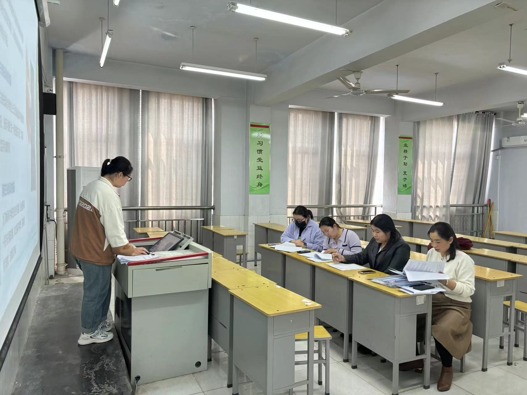 少妇被又大又粗又爽久久