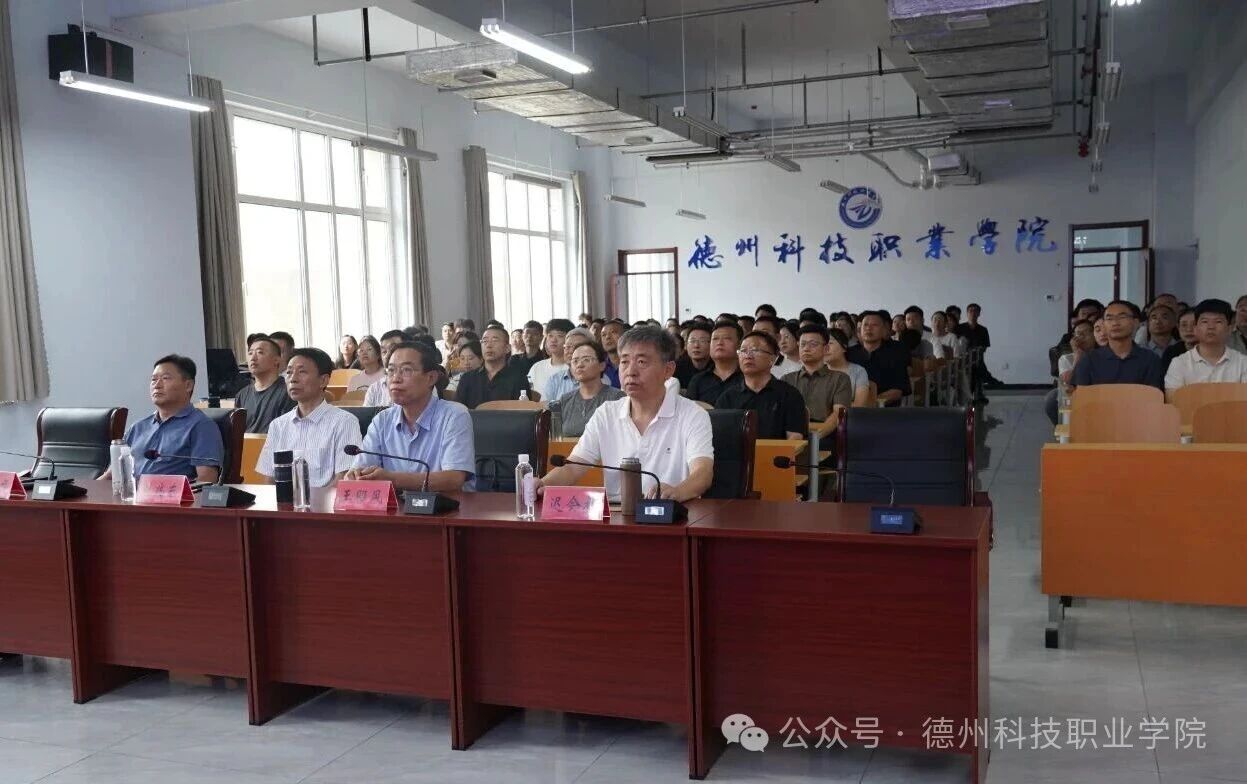 学校组织师生观看纪念中国人民抗日战争暨世界反法西斯战争胜利80周年大会